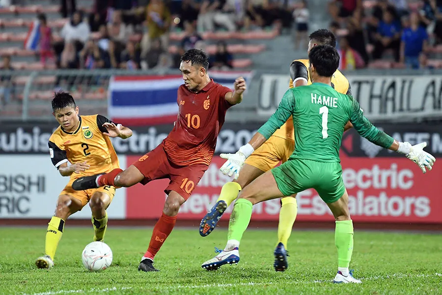 Thái Lan bảo vệ ngôi vô địch mà thiếu đến nửa đội hình tấn công gồm toàn các trụ cột từng vô địch AFF Cup 2021. Ảnh: SIAM SPORT Thái Lan bảo vệ ngôi vô địch mà thiếu đến nửa đội hình tấn công gồm toàn các trụ cột từng vô địch AFF Cup 2021. Ảnh: SIAM SPORT