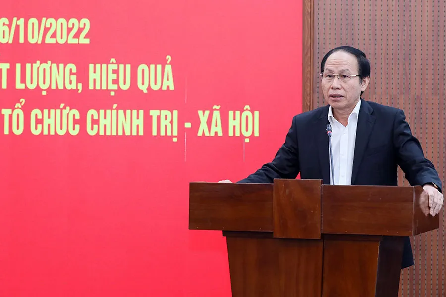 Phó Chủ tịch, Tổng thư ký Ủy ban Trung ương MTTQ Việt Nam Lê Tiến Châu quán triệt nội dung chỉ thị. Ảnh: TĐT