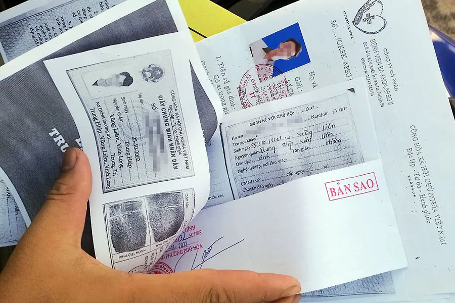 Để khách hàng tin tưởng, Vũ gửi một số loại giấy tờ giả mà Vũ đã làm. Ảnh: N.YÊN Để khách hàng tin tưởng, Vũ gửi một số loại giấy tờ giả mà Vũ đã làm. Ảnh: N.YÊN
