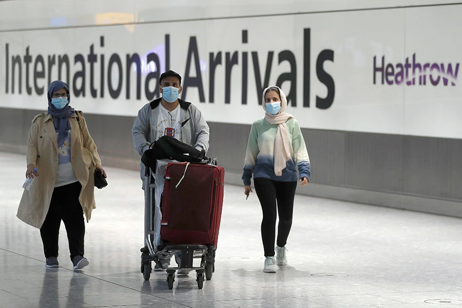 Hành khách tại sân bay Heathrow ở thủ đô London, Anh hồi tháng 12-2022. Ảnh: REUTERS