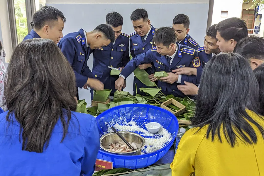 Các chiến sĩ Hải đội 202 gói bánh chưng để chuẩn bị cho những ngày tết Nguyên đán đang tới gần. Ảnh: NGUYỄN DO Các chiến sĩ Hải đội 202 gói bánh chưng để chuẩn bị cho những ngày tết Nguyên đán đang tới gần. Ảnh: NGUYỄN DO