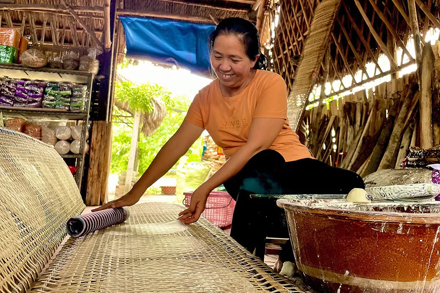 Bà Hồ Quế Châu là một trong số ít người vẫn tráng bánh bằng phương pháp truyền thống. Ảnh: TÚ NGÂN