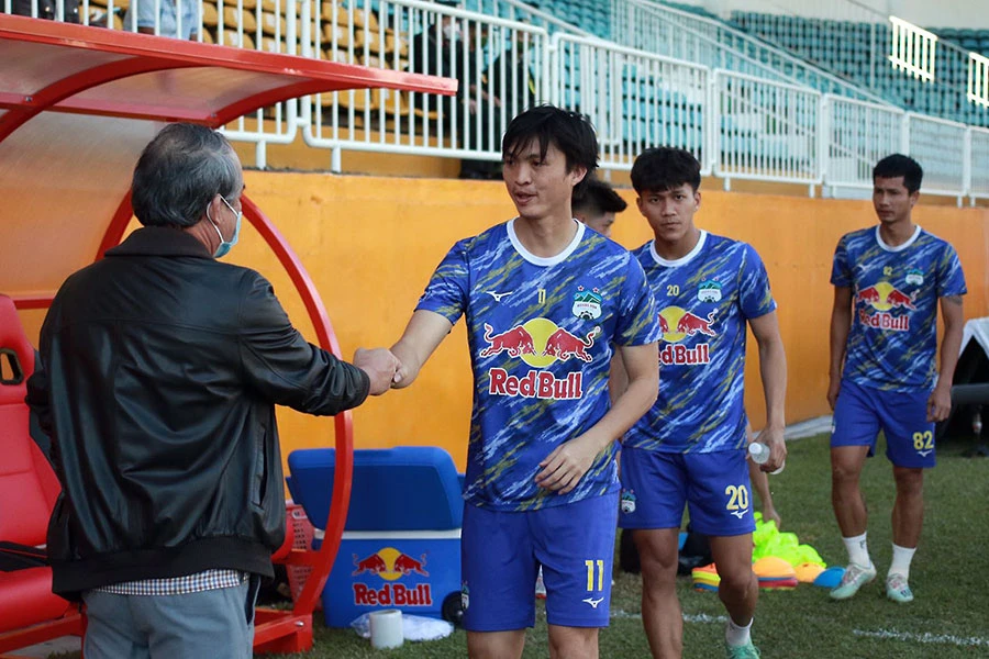 Bầu Đức khó có thể bỏ giải, bỏ đội bóng bởi những trường hợp khó khăn hơn rất nhiều ông còn vượt qua được và đội bóng đã là một phần của thương hiệu HA Gia Lai. Ảnh: ANH HỮU Bầu Đức khó có thể bỏ giải, bỏ đội bóng bởi những trường hợp khó khăn hơn rất nhiều ông còn vượt qua được và đội bóng đã là một phần của thương hiệu HA Gia Lai. Ảnh: ANH HỮU