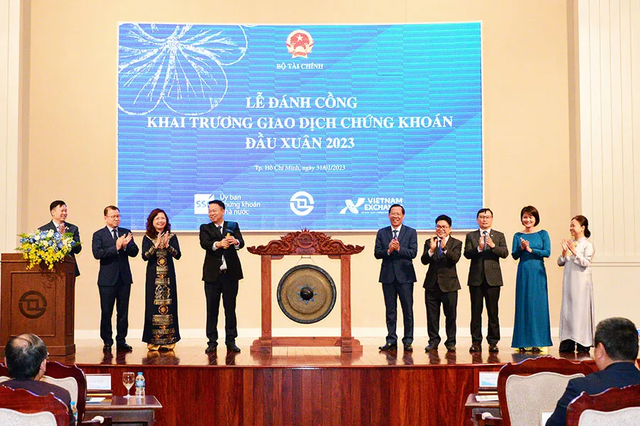 Sở Giao dịch chứng khoán TP.HCM vừa tổ chức lễ đánh cồng khai trương giao dịch chứng khoán đầu xuân 2023 với nhiều kỳ vọng khởi sắc. Ảnh: PM