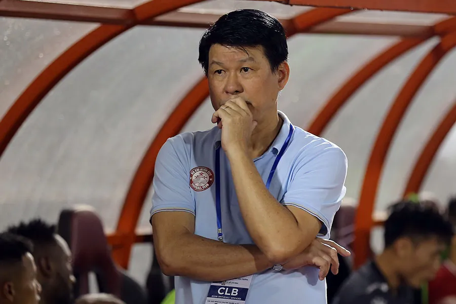 HLV Vũ Tiến Thành đang liệu cơm gắp mắm ở CLB TP.HCM. Ảnh: ANH PHƯƠNG