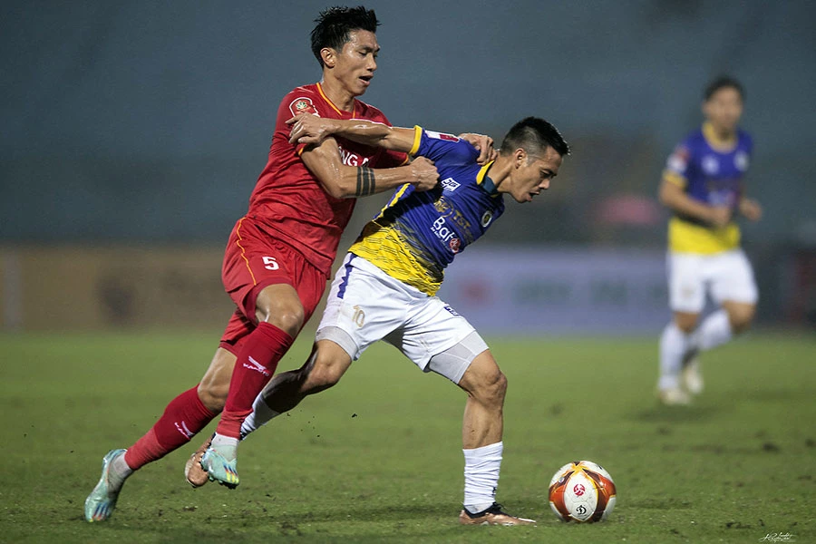 Đoàn Văn Hậu đầu quân cho Công an Hà Nội không kèm nổi đàn anh Văn Quyết để đội trưởng Hà Nội thực hiện cả hai bàn trong chiến thắng 2-0. Ảnh: HẢI THỊNH