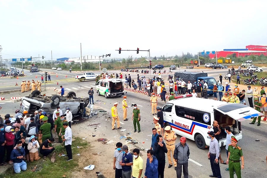 Hiện trường vụ tai nạn đau lòng xảy ra vào rạng sáng 14-2. Ảnh: TN