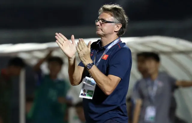 HLV Troussier với rất nhiều thử thách khi dẫn dắt các đội tuyển Việt Nam. Ảnh: VNE HLV Troussier với rất nhiều thử thách khi dẫn dắt các đội tuyển Việt Nam. Ảnh: VNE