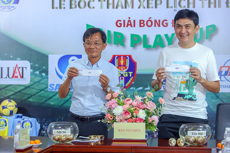 Trưởng ban tổ chức giải Nguyễn Đức Hiển - Phó Tổng biên tập báo Pháp Luật TP.HCM và cựu tuyển thủ Nguyễn Tuấn Phong bốc thăm chia bảng và xếp lịch thi đấu.