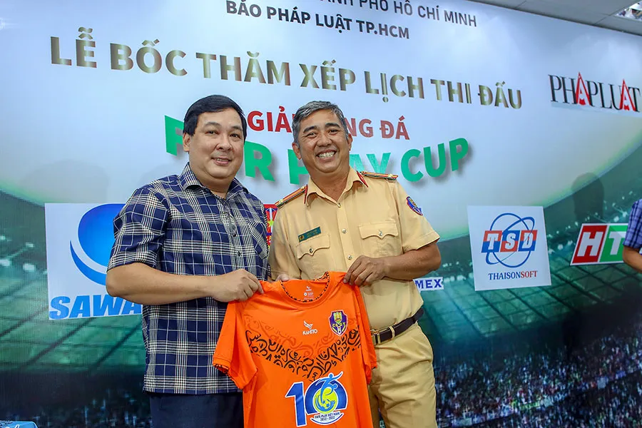 Phó Tổng biên tập Nguyễn Thái Bình trao áo thi đấu cho đại diện đội PC08.