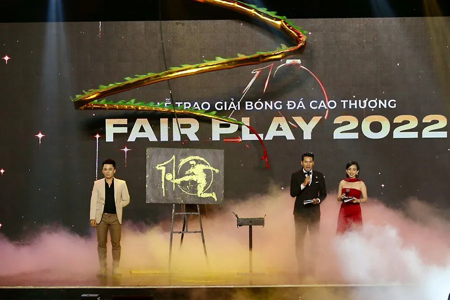 Mở đầu với tiết mục múa rồng và vẽ tranh kim tuyến 10 năm Fair Play thật ấn tượng. Mở đầu với tiết mục múa rồng và vẽ tranh kim tuyến 10 năm Fair Play thật ấn tượng.