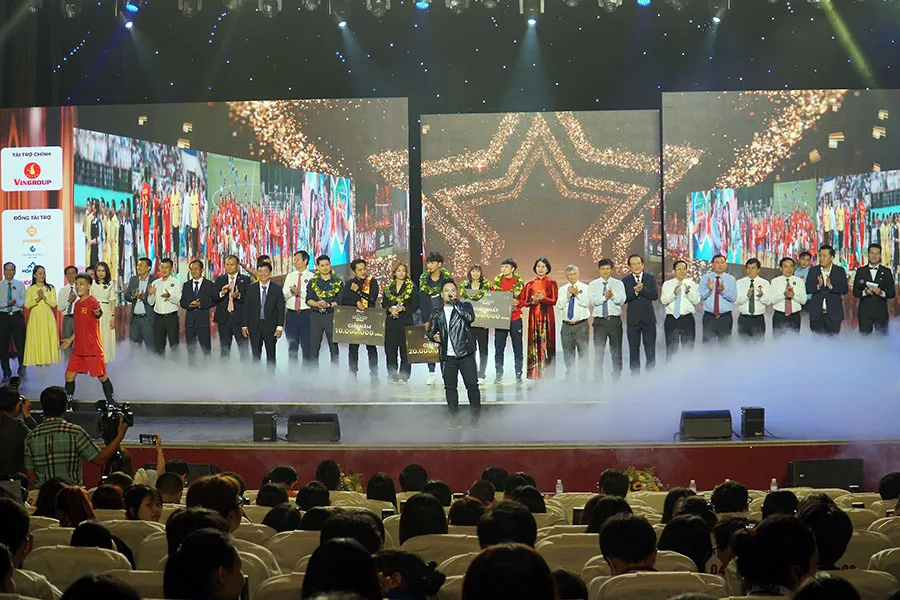 Lời chào tạm biệt và cuộc chia tay ấm áp. Ảnh trong bài: HOÀNG GIANG - HOÀNG HÙNG - BẢO PHƯƠNG Lời chào tạm biệt và cuộc chia tay ấm áp. Ảnh trong bài: HOÀNG GIANG - HOÀNG HÙNG - BẢO PHƯƠNG