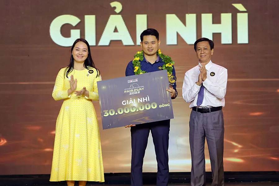 Giải nhì được trao cho BS Dương Tiến Cần. Giải nhì được trao cho BS Dương Tiến Cần.