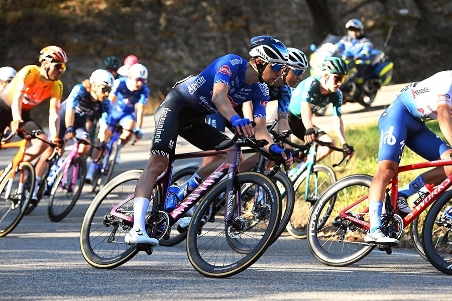 Tay đua người Pháp Alex Laurance sở hữu chiếc Canyon được ví “đạp như không đạp” tại mùa giải 2023. Ảnh: GETTY IMAGES