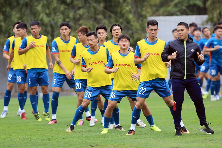Buổi tập chung ngắn hạn giữa các cầu thủ U-23 và những tuyển thủ với kế hoạch chia quân thi đấu nhưng bất thành. Ảnh: VFF