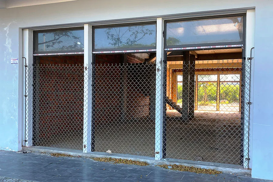 Chủ nhà dựng lưới B40 tạm bợ trong khi chờ giải quyết với chủ đầu tư. Ảnh: HẢI HIẾU Chủ nhà dựng lưới B40 tạm bợ trong khi chờ giải quyết với chủ đầu tư. Ảnh: HẢI HIẾU