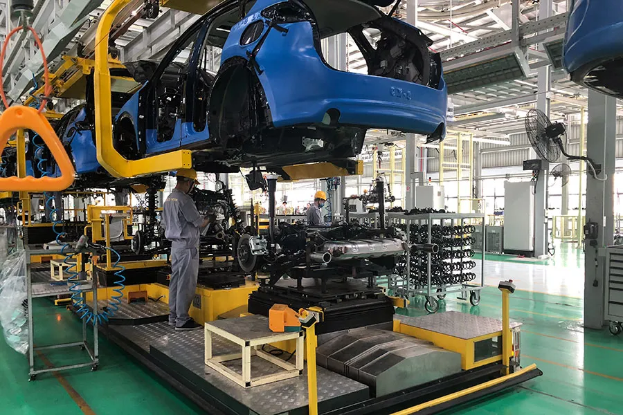 Các hiệp hội và một số tỉnh, thành mới đây kiến nghị Chính phủ giảm 50% lệ phí trước bạ đối với ô tô sản xuất, lắp ráp trong nước. Ảnh: QH Các hiệp hội và một số tỉnh, thành mới đây kiến nghị Chính phủ giảm 50% lệ phí trước bạ đối với ô tô sản xuất, lắp ráp trong nước. Ảnh: QH