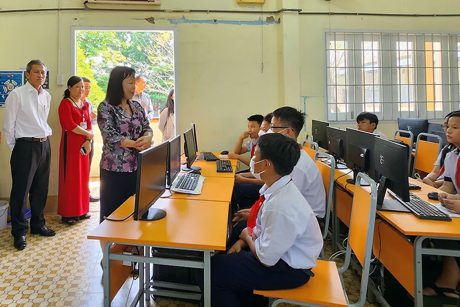 Bà Nguyễn Thị Mai Hoa, Phó Chủ nhiệm Ủy ban Văn hóa, Giáo dục của Quốc hội, trò chuyện với học sinh Trường THCS Trần Quang Khải, quận 12 tại buổi giám sát ngày 16-3. Ảnh: NGUYỄN QUYÊN