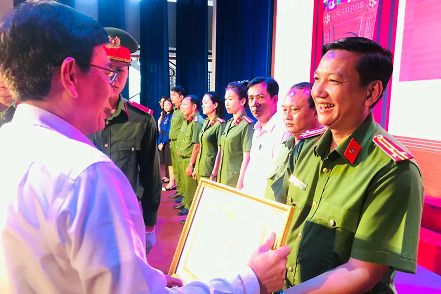 UBND tỉnh Bình Dương tặng bằng khen cho các tập thể đạt thành tích xuất sắc trong thực hiện Đề án 06. Ảnh: LÊ ÁNH UBND tỉnh Bình Dương tặng bằng khen cho các tập thể đạt thành tích xuất sắc trong thực hiện Đề án 06. Ảnh: LÊ ÁNH