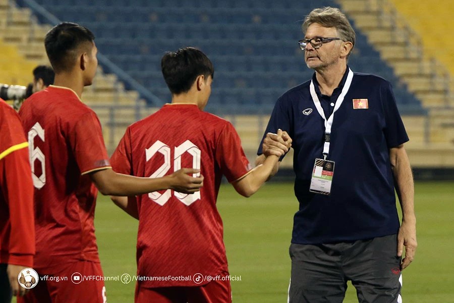 HLV Troussier động viên các học trò đừng lo về kết quả và ông hài lòng với việc đi đúng hướng của các cầu thủ. Ảnh: VFF