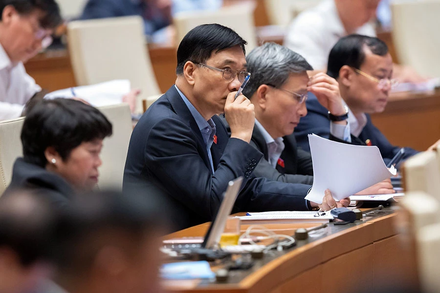 Chủ nhiệm Ủy ban Kinh tế của Quốc hội Vũ Hồng Thanh (thứ hai từ trái qua) lắng nghe các ý kiến khác nhau về dự án Luật Hợp tác xã (sửa đổi). Chủ nhiệm Ủy ban Kinh tế của Quốc hội Vũ Hồng Thanh (thứ hai từ trái qua) lắng nghe các ý kiến khác nhau về dự án Luật Hợp tác xã (sửa đổi).