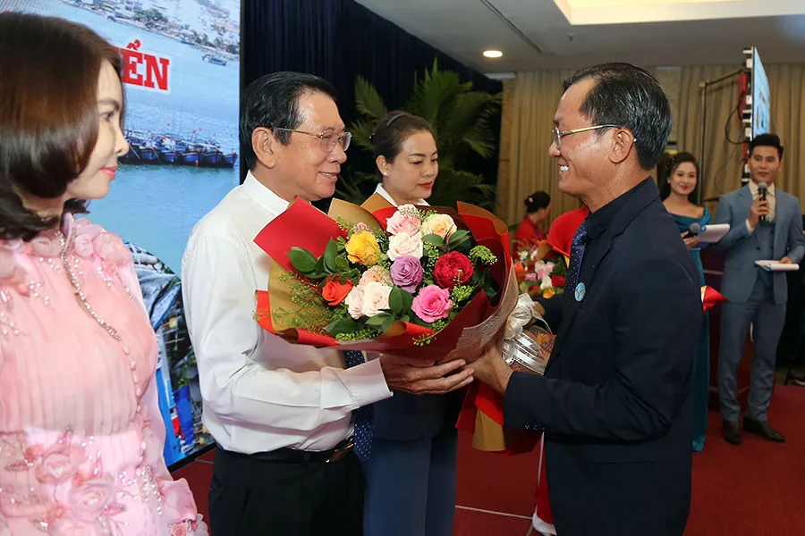 Phó Tổng biên tập Báo Pháp Luật TP.HCM Nguyễn Đức Hiển tặng hoa cảm ơn các nhà tài trợ của chương trình. Ảnh: HOÀNG GIANG