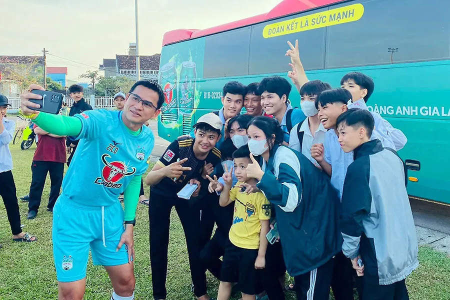 HLV Kiatisak thân thiện với các học sinh trên sân Vinh trước trận cầu gay go với SL Nghệ An. Ảnh: ANH HUY HLV Kiatisak thân thiện với các học sinh trên sân Vinh trước trận cầu gay go với SL Nghệ An. Ảnh: ANH HUY