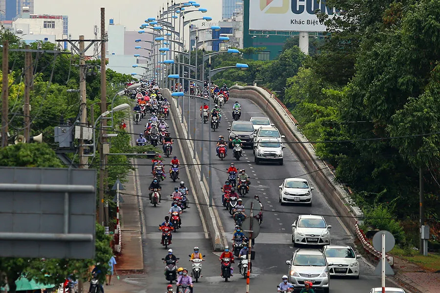 Cầu Bình Triệu 1 đi TP Thủ Đức sắp tới sẽ được nâng cao tĩnh không để đồng bộ với cầu Bình Triệu 2. Ảnh: HOÀNG GIANG