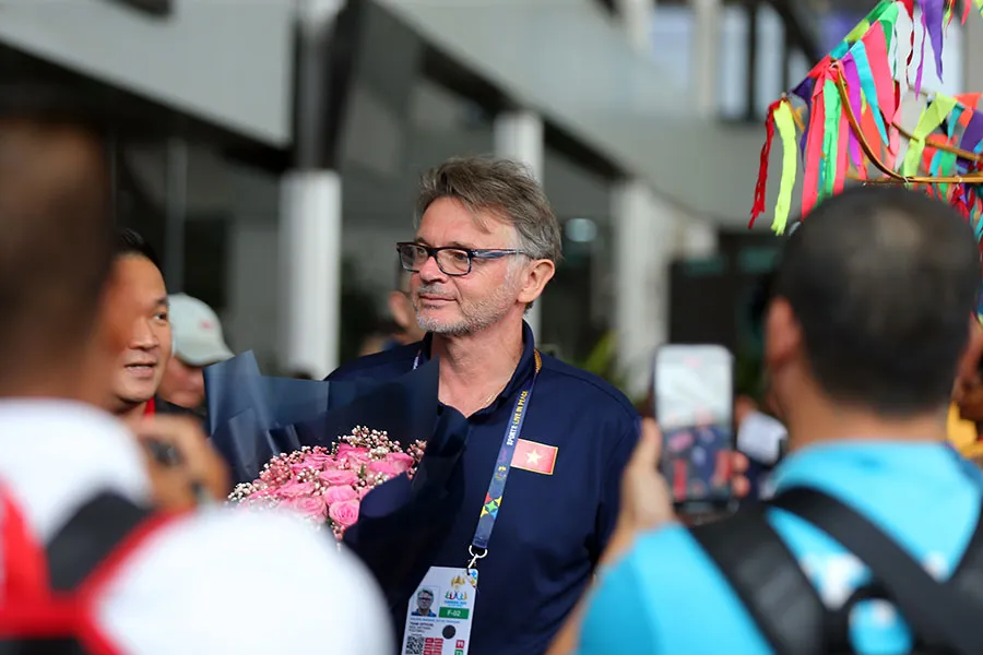 HLV Troussier cảm nhận sức ép khi SEA Games càng đến gần. Ảnh: ANH PHƯƠNG HLV Troussier cảm nhận sức ép khi SEA Games càng đến gần. Ảnh: ANH PHƯƠNG