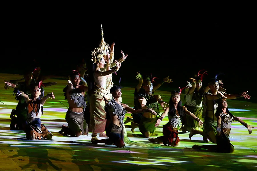 Những tiết mục “Sự huy hoàng của Angkor” và “Nụ cười của người Khmer” mở đầu đêm khai mạc ấn tượng. Ảnh: PHƯƠNG NGHI