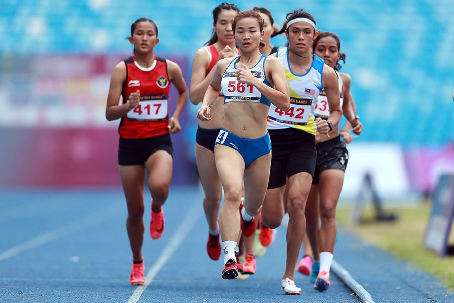 Hai nội dung “xương” cách nhau chỉ 20 phút nhưng Nguyễn Thị Oanh vẫn mạnh mẽ vượt qua các đối thủ để mang về hai HCV. Ảnh: ANH PHƯƠNG