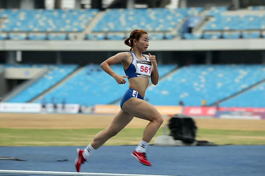 Cô gái vàng Nguyễn Thị Oanh trên đường chạy. Ảnh: PHƯƠNG NGHI