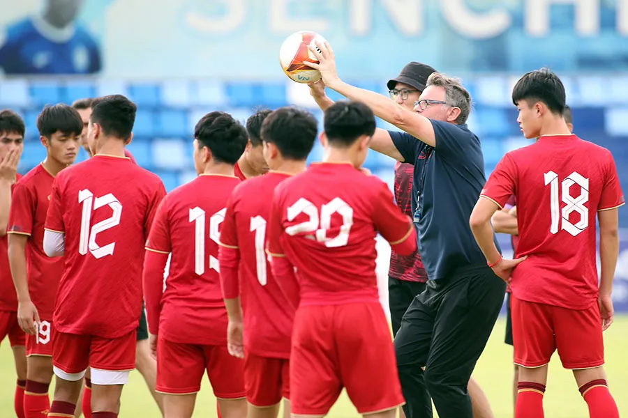 HLV nắn nót cho các cầu thủ những tình huống trước trận gặp Thái Lan. Ảnh: ANH PHƯƠNG