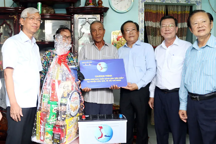 Phó Chủ tịch UBND TP.HCM Võ Văn Hoan (thứ hai từ trái) và Tổng biên tập báo Pháp Luật TP.HCM Mai Ngọc Phước (thứ ba từ phải) trao quà cho bà con ngư dân huyện Cần Giờ ngày 17-5. Ảnh: BẢO PHƯƠNG Phó Chủ tịch UBND TP.HCM Võ Văn Hoan (thứ hai từ trái) và Tổng biên tập báo Pháp Luật TP.HCM Mai Ngọc Phước (thứ ba từ phải) trao quà cho bà con ngư dân huyện Cần Giờ ngày 17-5. Ảnh: BẢO PHƯƠNG