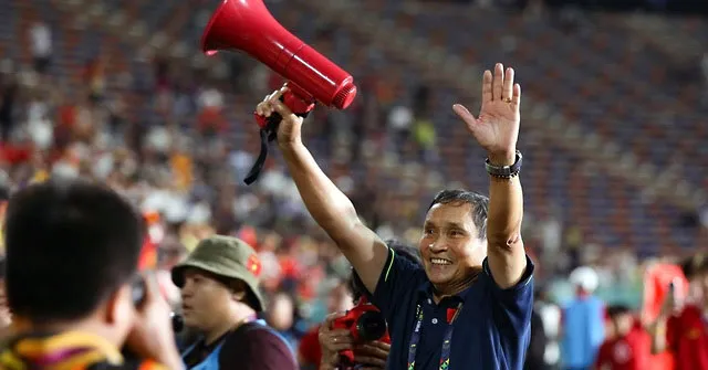 Mừng với chức vô địch lần thứ tư SEA Games liên tiếp, HLV Mai Đức Chung mượn loa nói những lời chân tình cảm ơn người hâm mộ. Ảnh: PHƯƠNG ANH