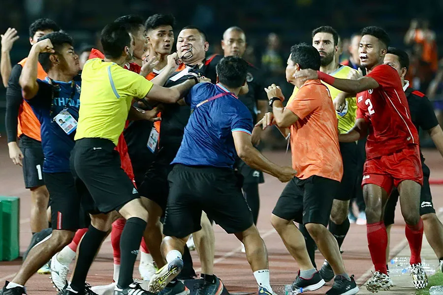 Loạn đả trong trận chung kết SEA Games 32. Ảnh: ANH PHƯƠNG