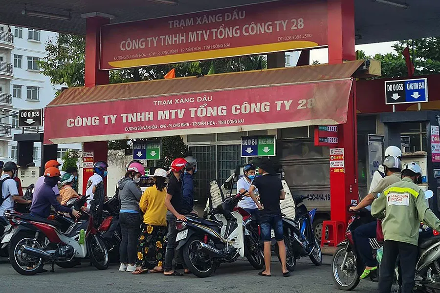 Chiều 23-5, trạm xăng đã lắp thêm camera giám sát, nhân viên đã thực hiện động tác “trả về số 0” trước khi bơm xăng cho mỗi khách hàng. Ảnh: VH