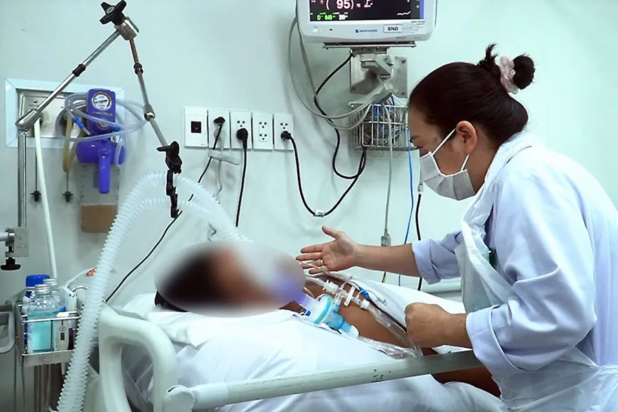 Một trong hai bệnh nhân bị ngộ độc botulinum đang được điều trị tại BV Chợ Rẫy. Ảnh: BVCC Một trong hai bệnh nhân bị ngộ độc botulinum đang được điều trị tại BV Chợ Rẫy. Ảnh: BVCC