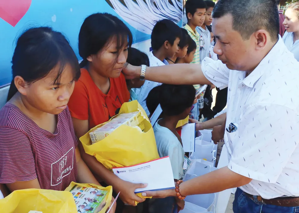 Trưởng VPĐD báo Pháp Luật TP.HCM tại Khánh Hòa Lê Tấn Lộc trong lần tặng quà Trung thu cho trẻ em trên các đảo ở Khánh Hòa. Ảnh: HUỲNH HẢI