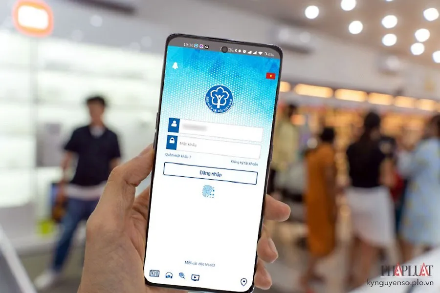 Người dân dùng ứng dụng VssID của ngành bảo hiểm. Ảnh: MINH HOÀNG