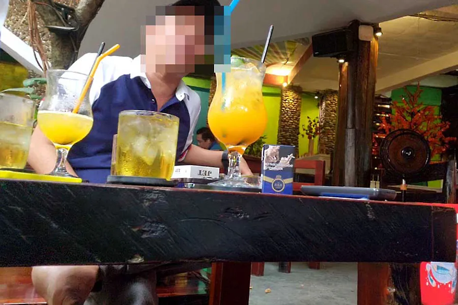 Trong một quán cà phê, người tên Tâm cho hay khi giao tiền thì vô tư chạy vào giờ cấm mà không gặp bất cứ trở ngại nào. Ảnh: TỰ SANG