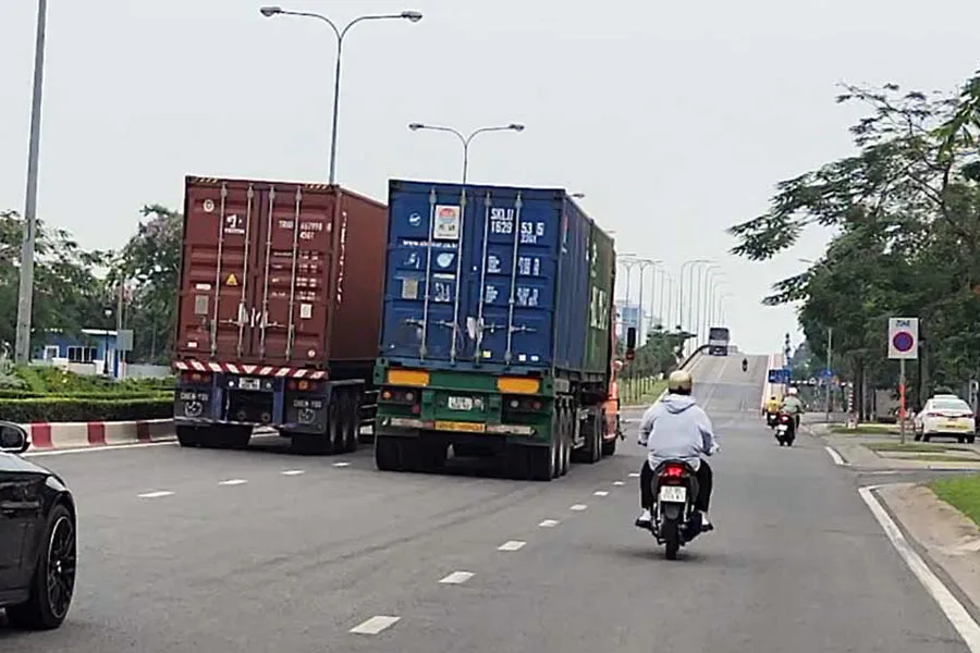 Ngày 18-4, hai xe container 51C-173.16 và 50H-118.39 chạy xuyên qua Khu công nghệ cao vào giờ cấm. Ảnh: TỰ SANG