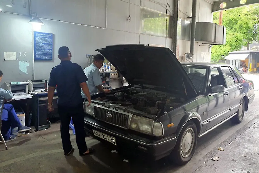 Đăng kiểm viên tại TP.HCM đang kiểm định xe. Ảnh: THY NHUNG