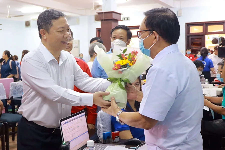Phó Chủ tịch UBND TP.HCM Dương Anh Đức tặng hoa cho các bác sĩ tại buổi hiến máu tình nguyện. Ảnh: VÕ THƠ Phó Chủ tịch UBND TP.HCM Dương Anh Đức tặng hoa cho các bác sĩ tại buổi hiến máu tình nguyện. Ảnh: VÕ THƠ