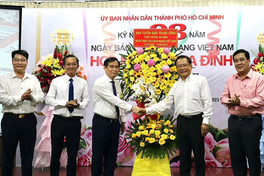 Phó Trưởng ban Tuyên giáo Trung ương Phan Xuân Thủy (giữa) tặng hoa chúc mừng báo Pháp Luật TP.HCM nhân ngày 21-6. Ảnh: NHẬT DIỄM