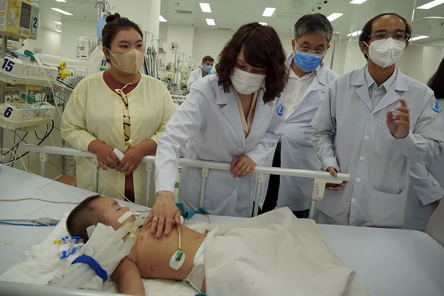 Thứ trưởng Bộ Y tế Nguyễn Thị Liên Hương thăm các bệnh nhi mắc bệnh tay chân miệng đang điều trị tại BV Nhi đồng 1, TP.HCM ngày 22-6. Ảnh: KD Thứ trưởng Bộ Y tế Nguyễn Thị Liên Hương thăm các bệnh nhi mắc bệnh tay chân miệng đang điều trị tại BV Nhi đồng 1, TP.HCM ngày 22-6. Ảnh: KD