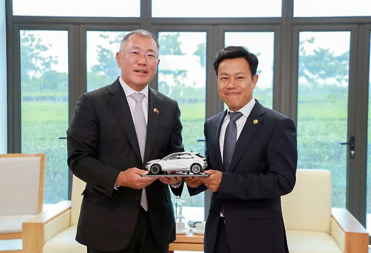 Ông Chung Euisun, Chủ tịch Tập đoàn Hyundai Motor và ông Lê Quân, Giám đốc ĐH Quốc gia Hà Nội, trong buổi ký kết hợp tác bồi dưỡng nhân lực chất lượng cao. Ảnh: HYUNDAI MOTOR Ông Chung Euisun, Chủ tịch Tập đoàn Hyundai Motor và ông Lê Quân, Giám đốc ĐH Quốc gia Hà Nội, trong buổi ký kết hợp tác bồi dưỡng nhân lực chất lượng cao. Ảnh: HYUNDAI MOTOR