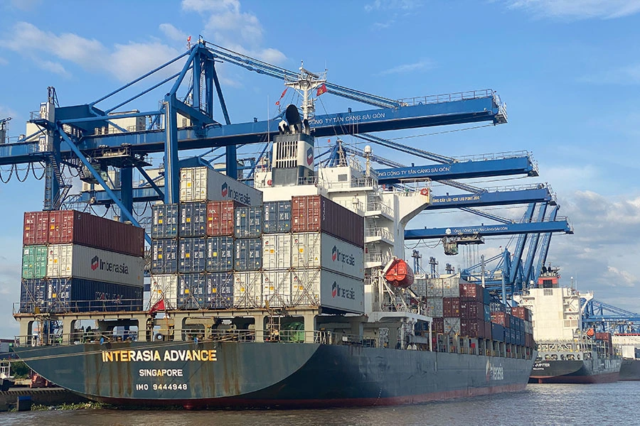 Bốc dỡ hàng hóa xuất nhập khẩu tại cảng Cát Lái, TP.HCM. Ảnh: HOÀNG GIANG