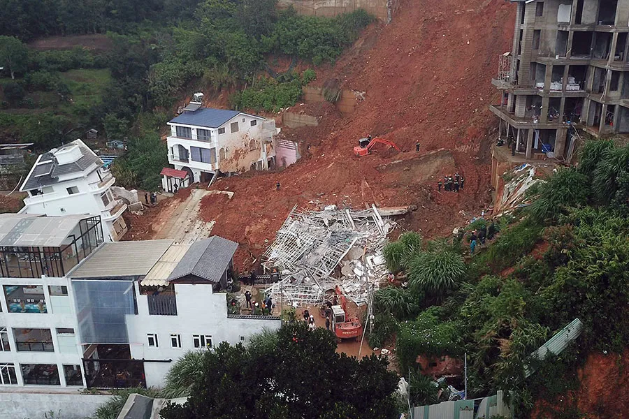 Nhiều căn nhà được xây dựng giữa vách đồi, phía sau là những taluy cùng với những công trình khác. Ảnh: VÕ TÙNG