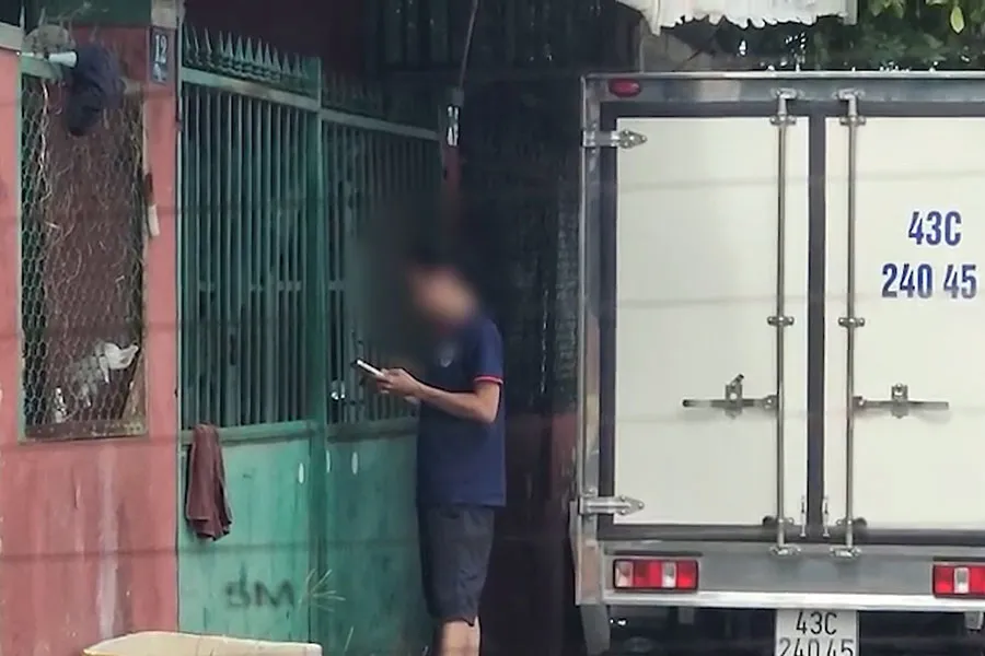 Thời điểm chúng tôi tiếp cận và ghi hình, bên ngoài kho Hải sản Đà Thành ở TP Đà Nẵng có xe tải nhỏ đến giao nhận hàng. Ảnh: MINH HẬU